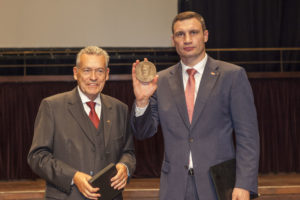 Otto Bernhardt und Vitali Klitschko mit dem HErmann Ehlers Preis